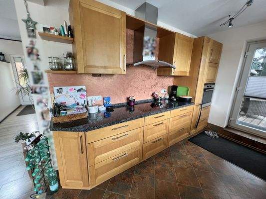 Moderne Küche mit Holzmöbeln