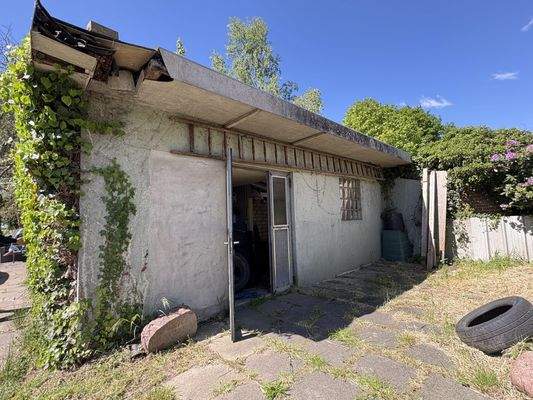 mit 2 Nebengebäuden