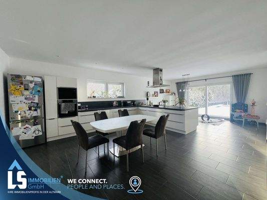 Hochwertige Einbauküche mit Sitzgelegenheit