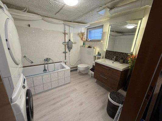 Keller Badezimmer mit Wanne