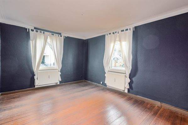 Zimmer mit Holzdielen im EG