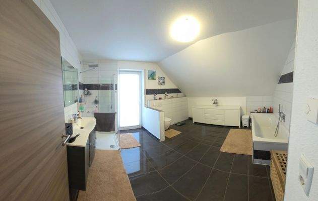 Großzügiges Badezimmer im Dachgeschoss, mit Wanne und bodenebener Dusche