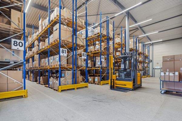 großzügige Lagerflächen