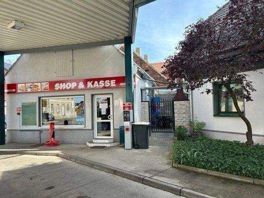 Gesamtansicht mit Tankstelle