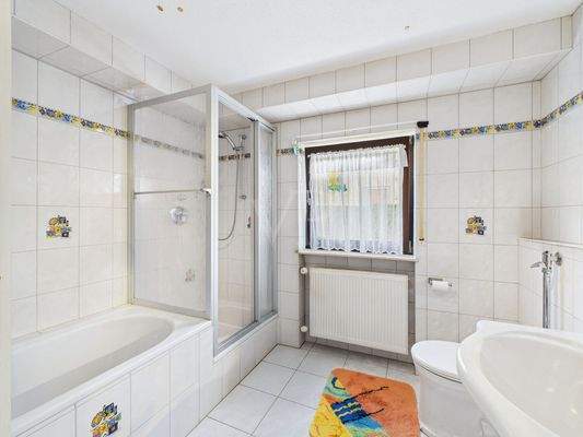 Badezimmer im Untergeschoss