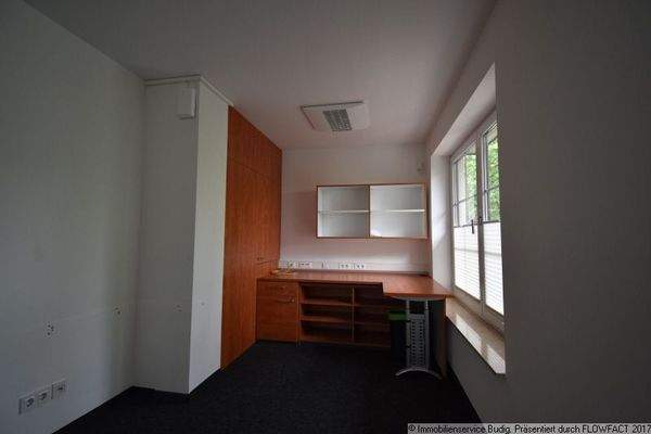 mit Einbaumöbeln ausgestattetes Büro