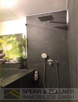 Bad mit Wanne - Dusche - Fenster