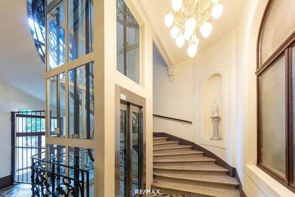 Stiegenhaus mit Lift