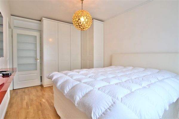 Schlafzimmer komplett mit Schrank, Bett
