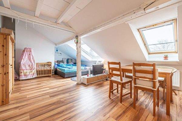 Heller Wohn- und Schlafbereich mit typischem Dachgeschoss-Charakter