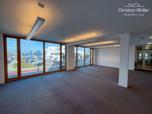Bürofläche mit bodentiefen Fenstern 