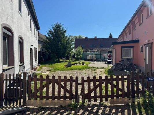 Zufahrt beide Gebäude