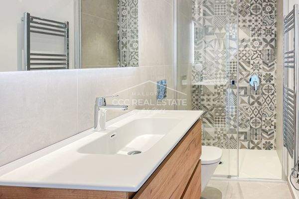 Badezimmer mit Dusche