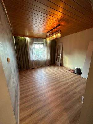 Wohnzimmer zur Straße.jpeg