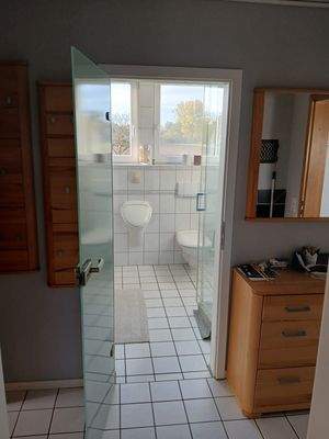 Badezimmer mit Glastür