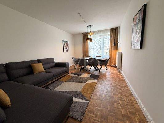 Wohn-/ Esszimmer mit Blick auf den Alsterkanal