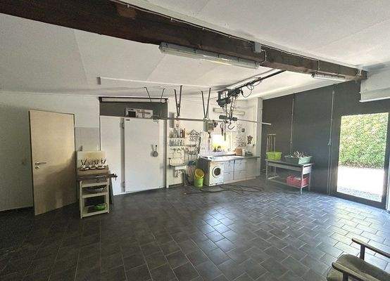 große Einfahrt / gefliester Bodern