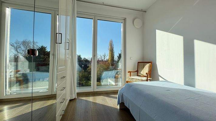 Lichtdurchflutetes Kinderzimmer im Obergeschoss