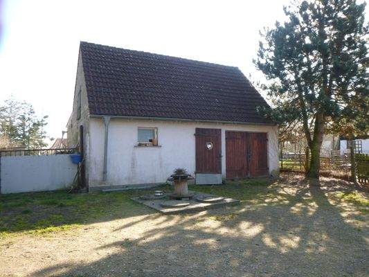 Nebengebäude mit Pferdeboxen und Garage