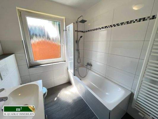 Wannenduschbad im EG