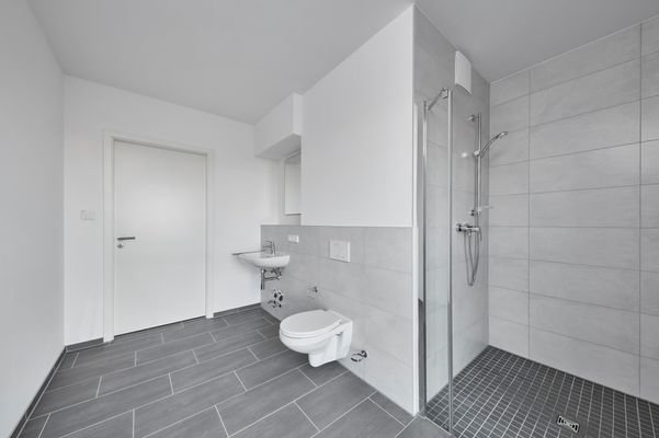 Badezimmer mit ebenerdiger Dusche