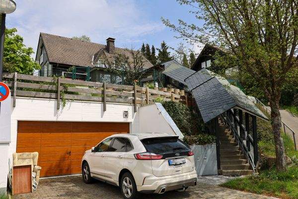 Garage, rechts der überdachte Treppenlift