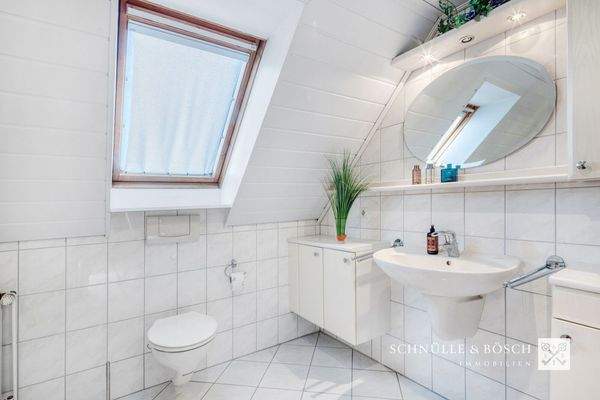 Das Bad am Schlafzimmer im Obergeschoss