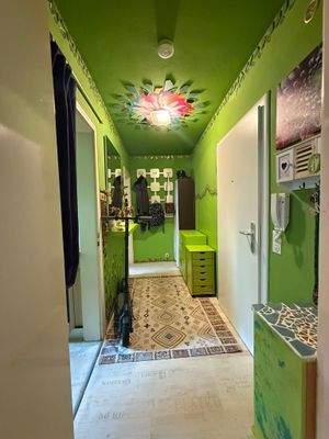 Heller Flur mit Dekor