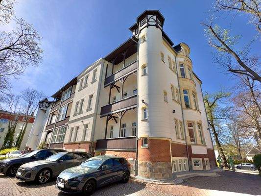 Rückansicht mit Parkplätzen