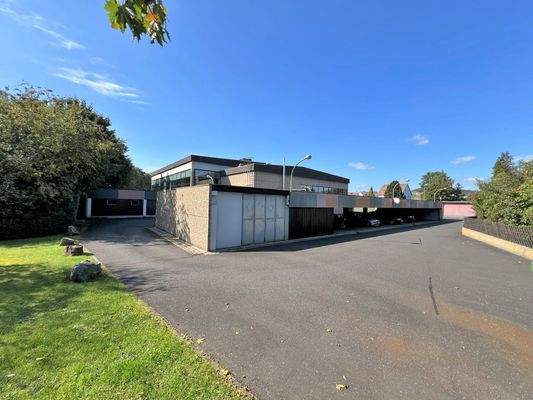 Ansicht Carport und Hauptgebäude