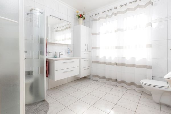 Badezimmer (EG)
