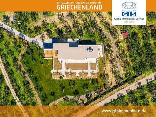 Villa umgeben von gepflegtem Garten und Bäumen