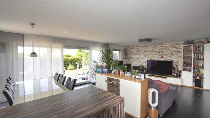 Bodentiefe Fenster zur Terrasse und Garten hin