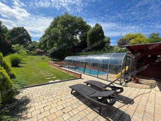 Pool mit Überdachung, Sonnenterrasse und Garten