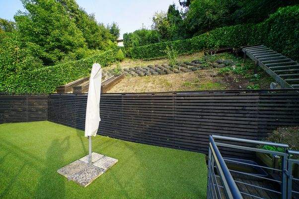 Mehr-Ebenen-Garten mit Sitzfläche.jpg