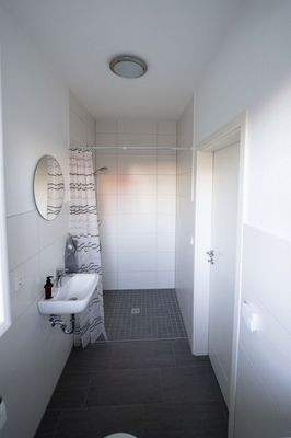 Gäste-Bad mit ebenerdiger Dusche (1)