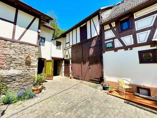 Außen_Zugang zu den Nebengebäiuden.jpeg