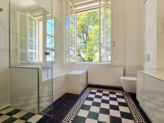 Lichtdurchflutetes Badezimmer