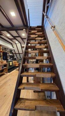 009 rustikale Holztreppe ins DG