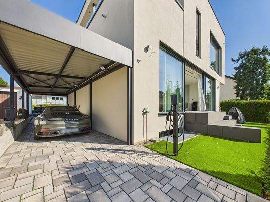 Einfahrt mit Carport