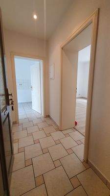 Flur mit Türen und Fliesen