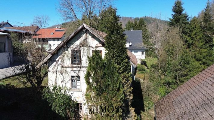 von hinten in Richtung Wohnhaus