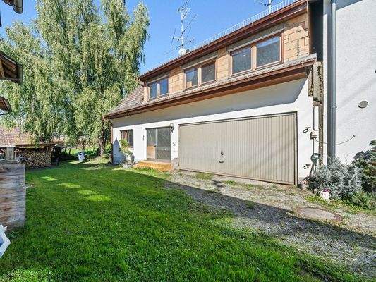 Hauseingangsseite mit Garage