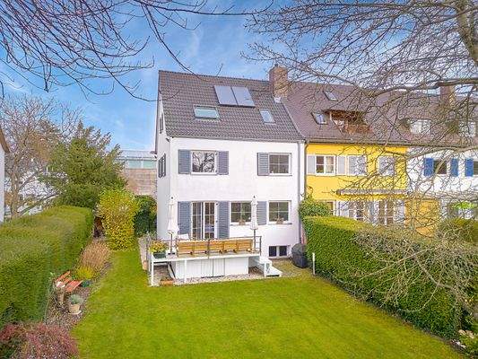 Geräumiges Eckgrundstück