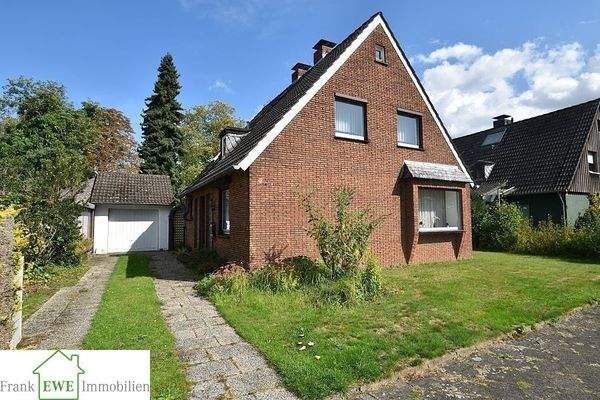 Hausansicht, Einfamilienhaus mit Garage zum Kauf in Düsseldorf Urdenbach, Frank Ewe Immobilienmakler Düsseldorf