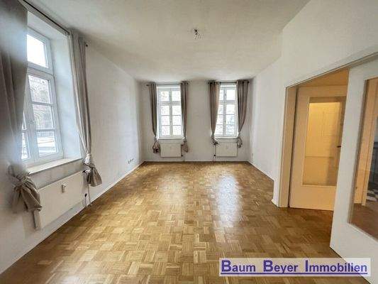 Wohn-/Arbeitszimmer mit Zugang zum Schlafzimmer und Flur