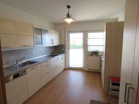 Küche mit Ausgang auf den Südostbalkon 