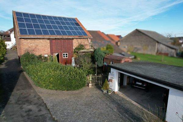 Stall mit der Doppelgarage