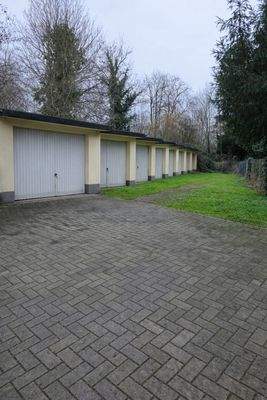 Baugrundstück mit Garagen