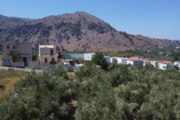 Kreta, Kournas: Eckgrundstück nahe des Kournas-Sees zu verkaufen